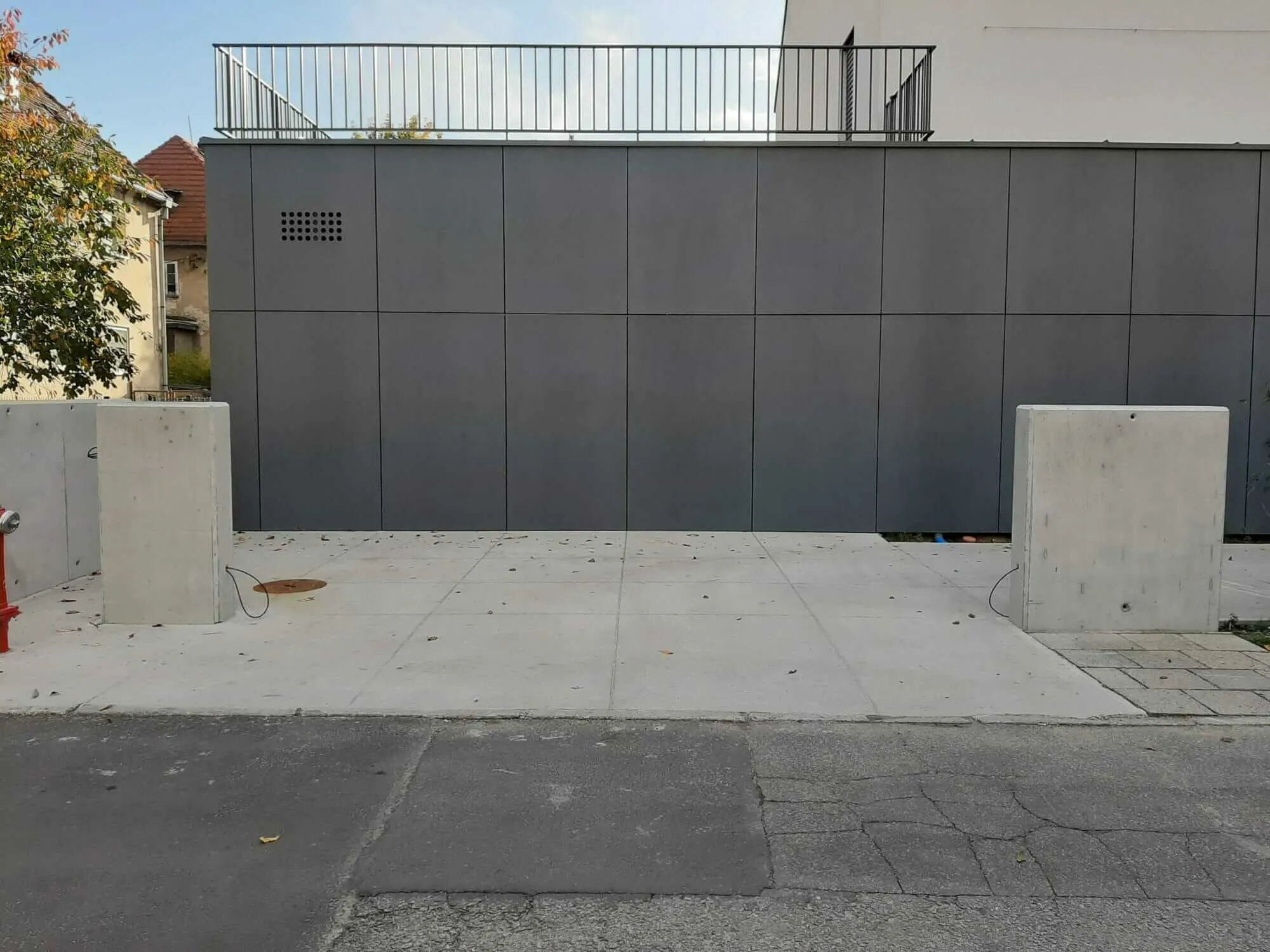 Beton architektoniczny – ogrodzenie i podjazd – ul. Skarbowców, Wrocław