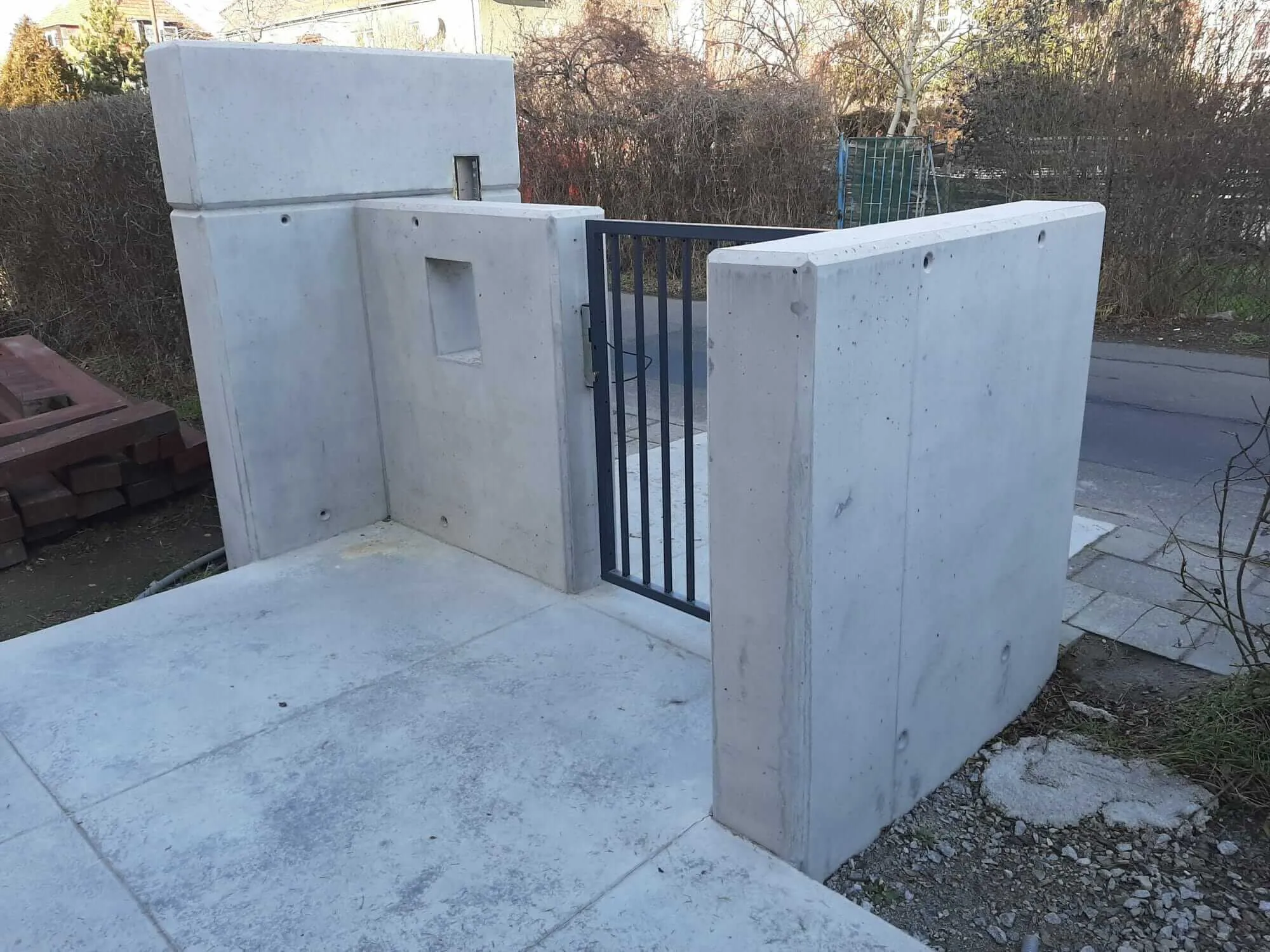 Beton architektoniczny – ogrodzenie i podjazd – ul. Skarbowców, Wrocław (zdjęcie 4)