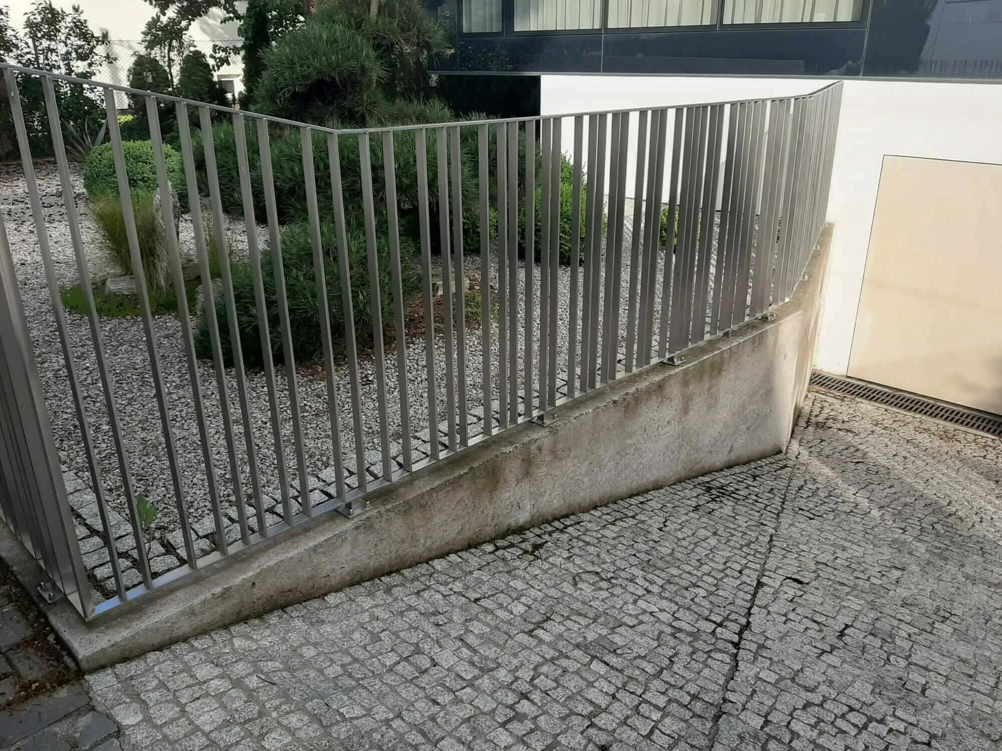 Wykończenie elewacji przy pochylni do bramy garażowej – ul. Mikulskiego, Wrocław (zdjęcie 5)