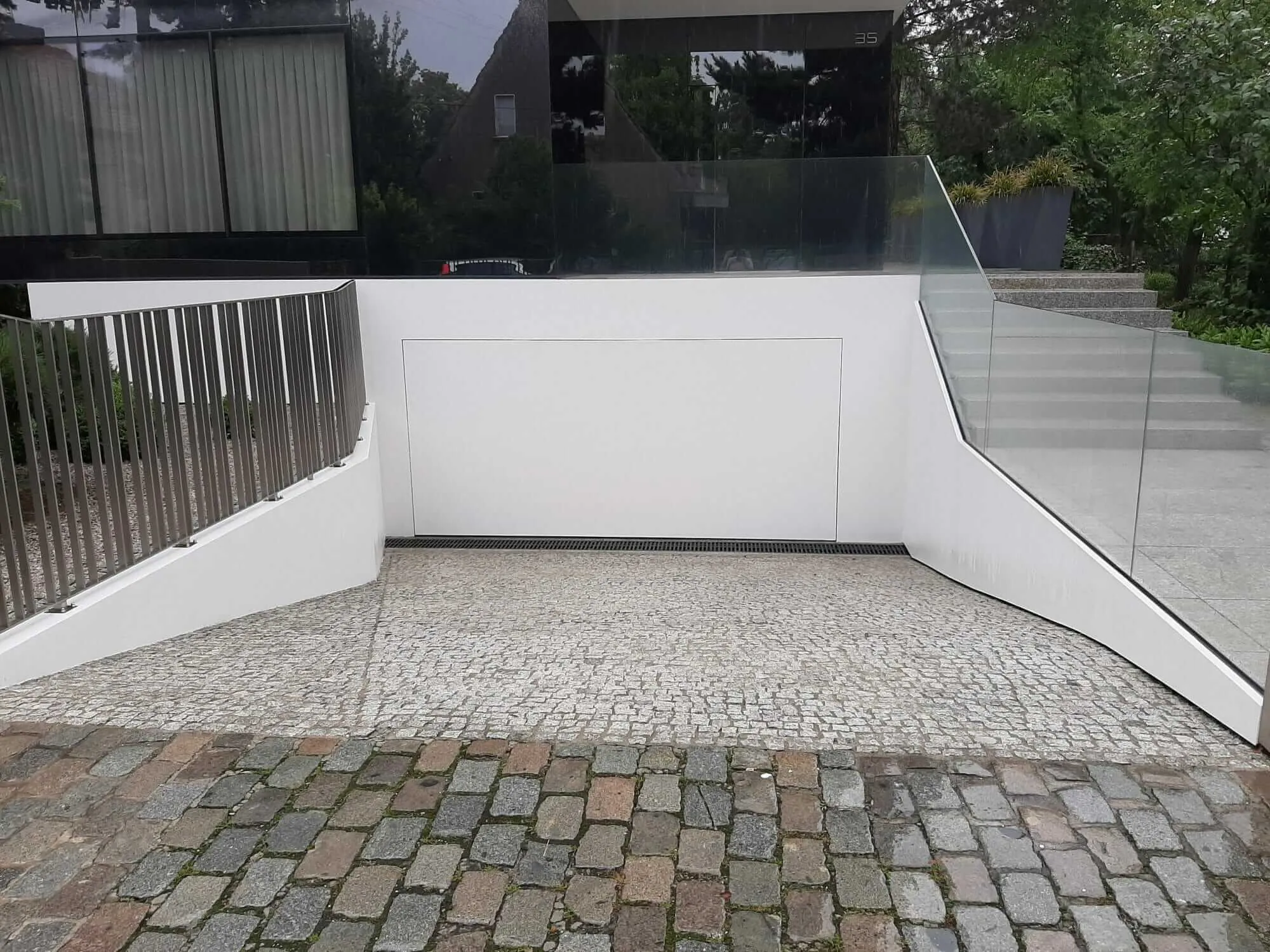 Wykończenie elewacji przy pochylni do bramy garażowej – ul. Mikulskiego, Wrocław (zdjęcie 2)