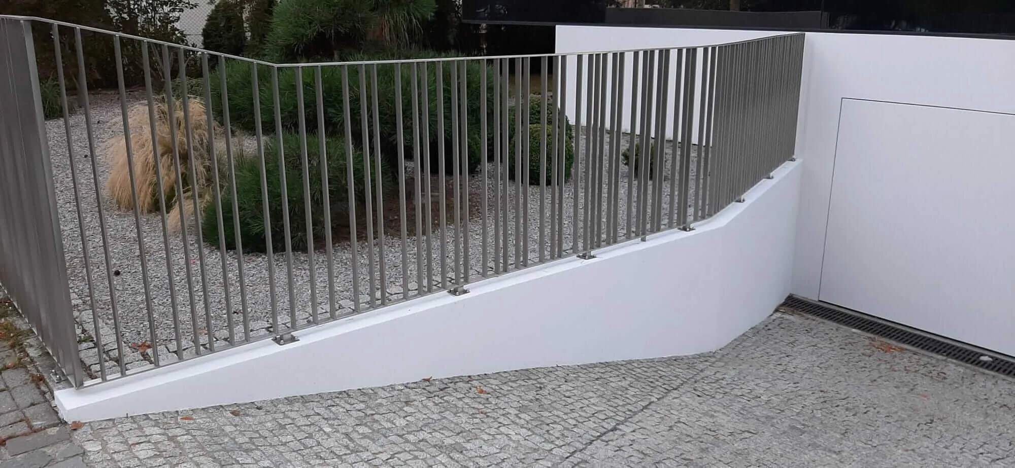 Wykończenie elewacji przy pochylni do bramy garażowej – ul. Mikulskiego, Wrocław (zdjęcie 3)