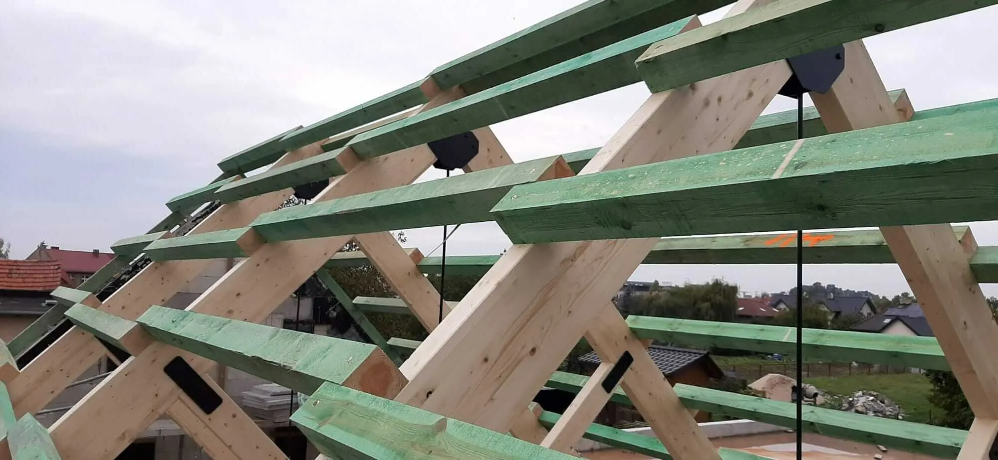 Wykonanie więźby ozdobnej oraz wykończenie stropodachów w technologii EPDM – ul. Główna, Ślęża (zdjęcie 4)